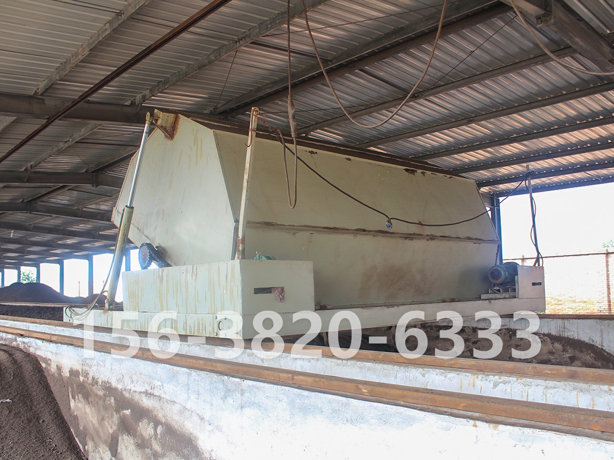 有機肥發(fā)酵翻拋造?，F(xiàn)場